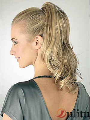 Grandes queues de cheval blondes ondulées