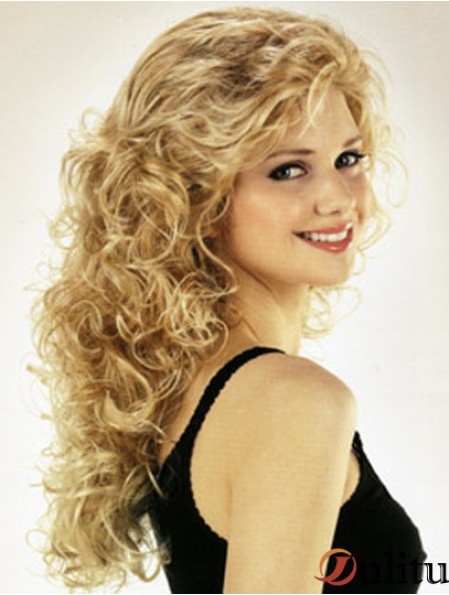 Blonde idéale bouclée avec une longue perruque frange